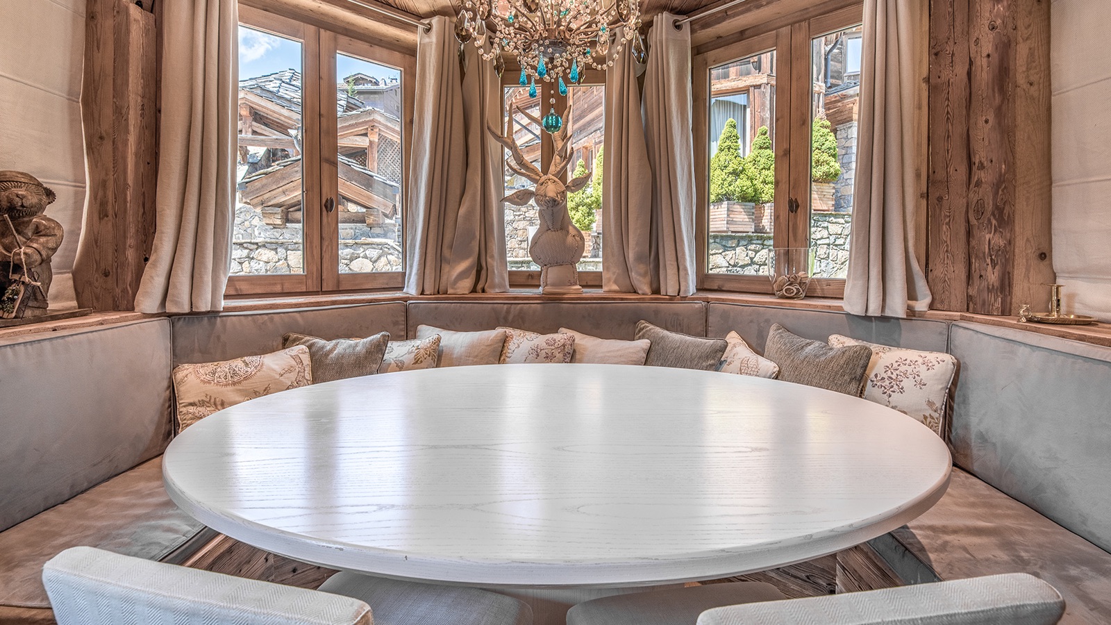 Luxury-Ski-Resort-Courchevel-1850-Chalet-Saint-James-Oxford-Ski-lounge15.jpg