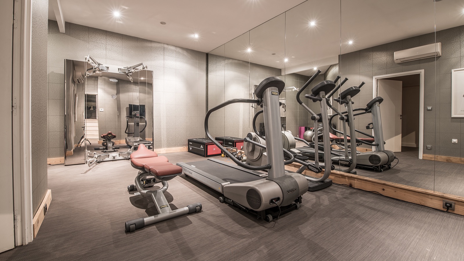 Luxury-Ski-Resort-Courchevel-1850-Chalet-Saint-James-Oxford-Ski-gym.jpg