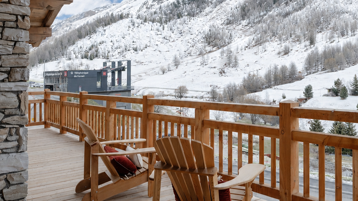 Luxury-Ski-Chalet-Val d'Isère-ChaletColPers-OSC-Balcony.png