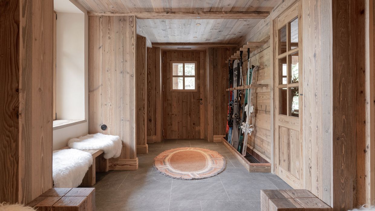 Luxury-Ski-Chalet-Val d'Isère-ChaletColPers-OSC-Ski room.jpg