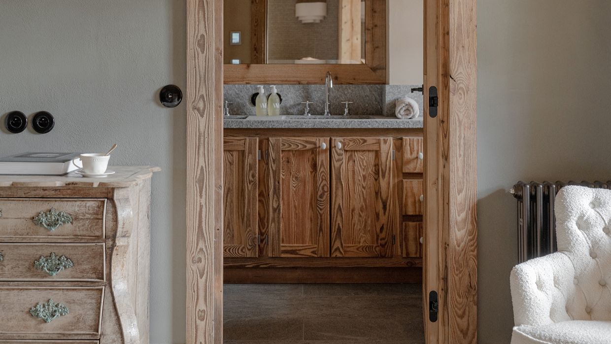 Luxury-Ski-Chalet-Val d'Isère-ChaletColPers-OSC-Bathroom.jpg