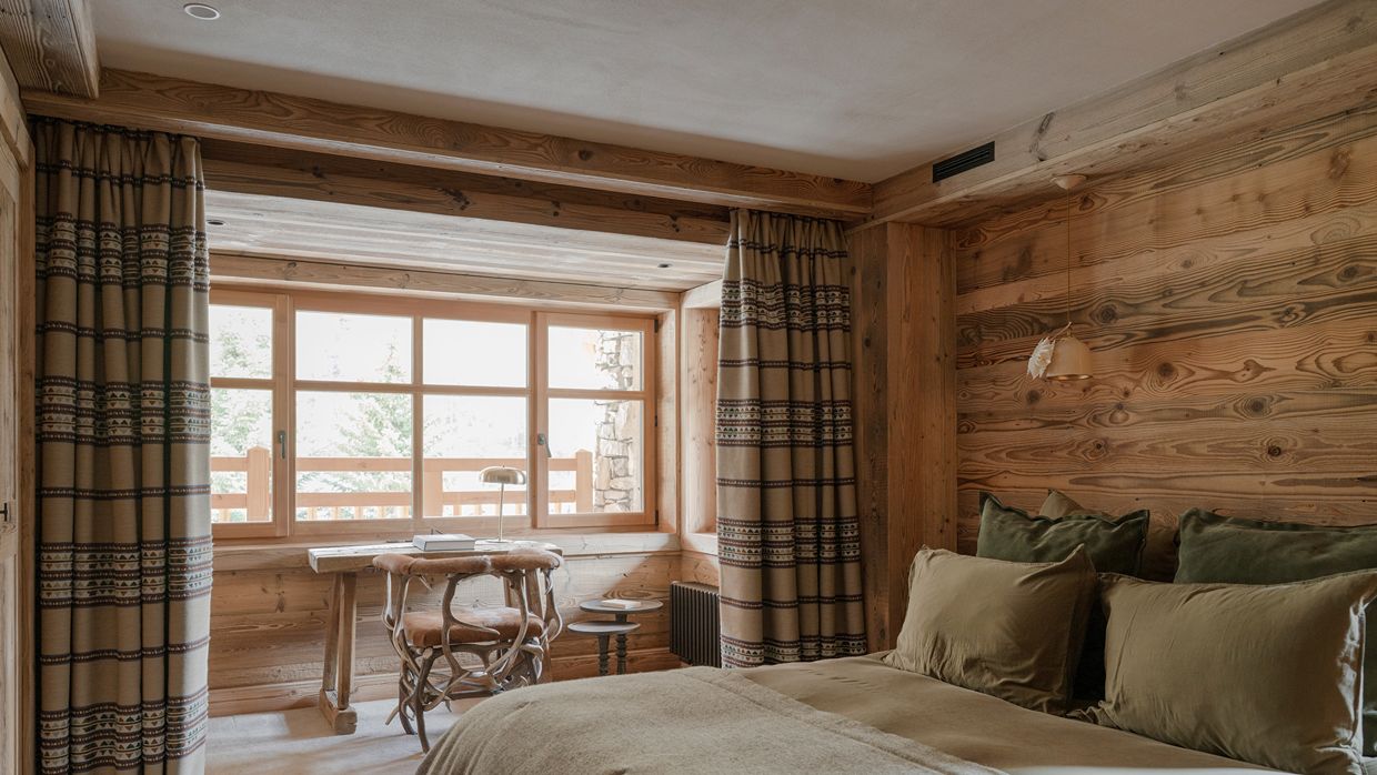 Luxury-Ski-Chalet-Val d'Isère-ChaletColPers-OSC-Bedroom (6).jpg