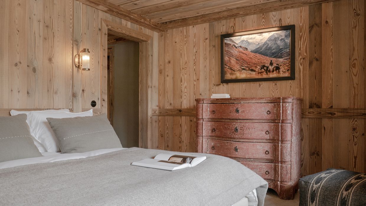 Luxury-Ski-Chalet-Val d'Isère-ChaletColPers-OSC- Bedroom (4).jpg