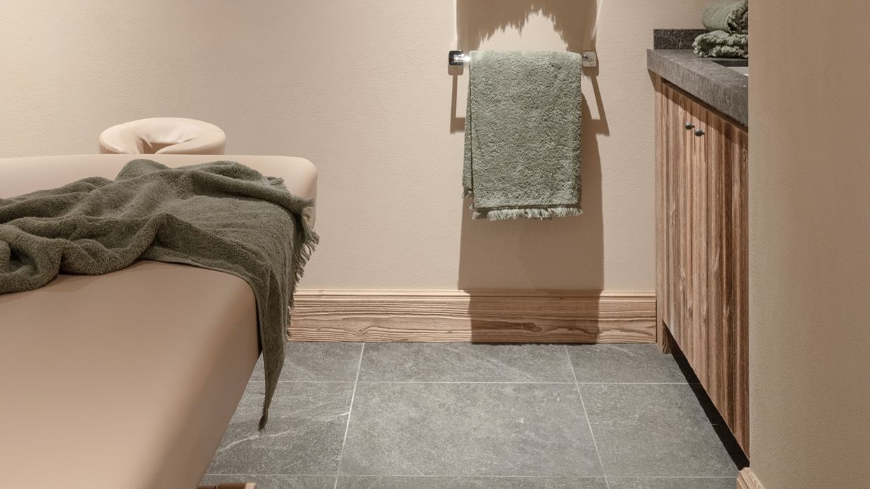 Luxury-Ski-Chalet-Val d'Isère-ChaletColPers-OSC-Massage room.jpg