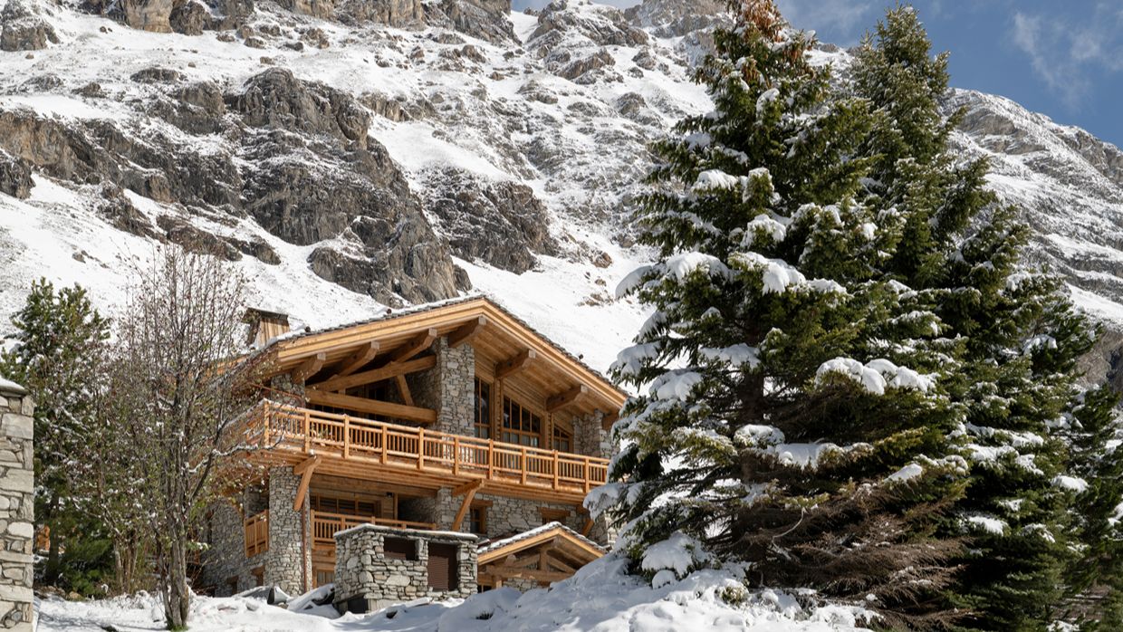 Luxury-Ski-Chalet-Val d'Isère-ChaletColPers-OSC-Chalet (2).jpg