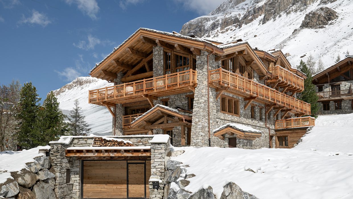 Luxury-Ski-Chalet-Val d'Isère-ChaletColPers-OSC-Chalet (3).jpg