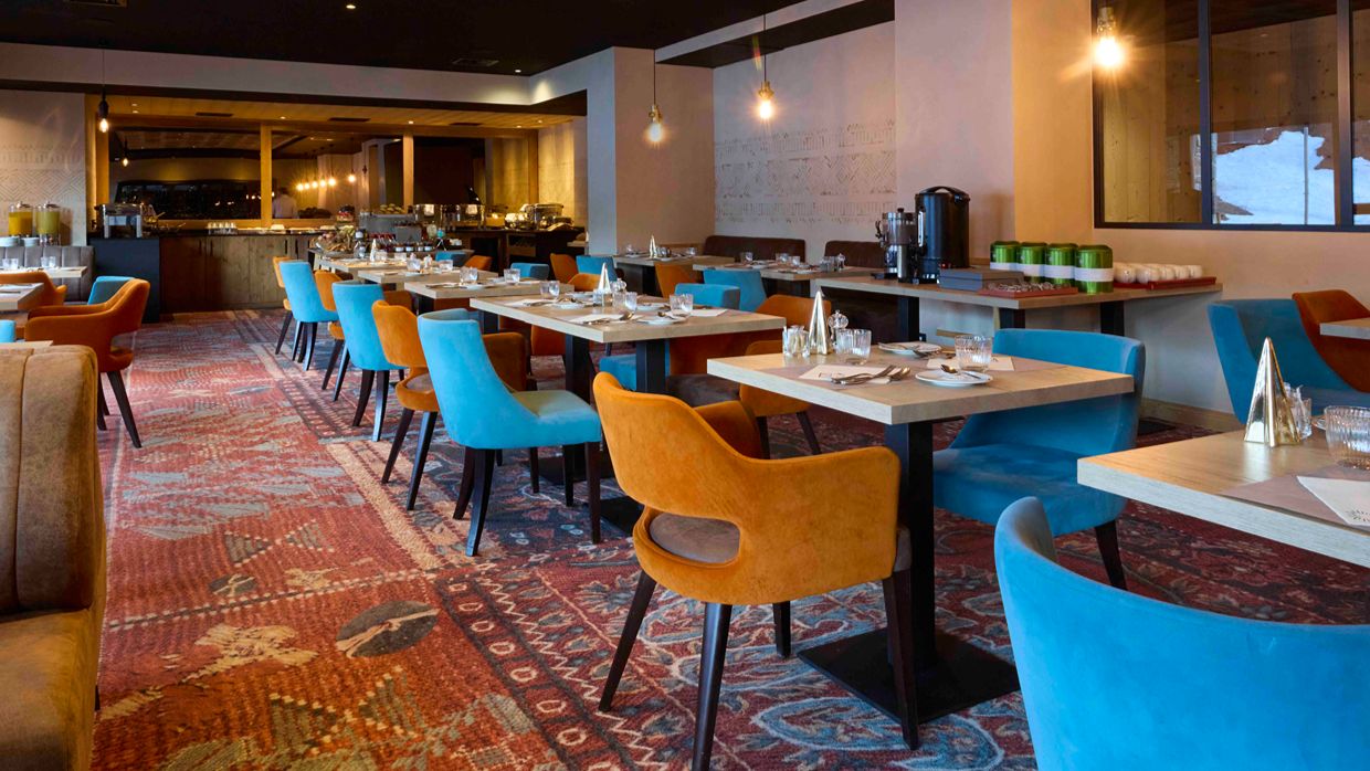 Luxury-Ski-Hotel-Alpe d'Huez-Daria-INor-OSC- Breakfast room.jpg