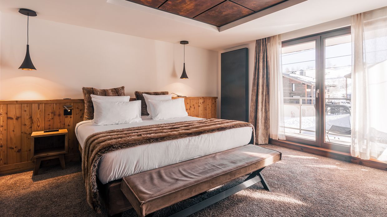 Luxury-Ski-Hotel-Alpe d'Huez-Daria-INor-OSC- Bedroom (3).jpg