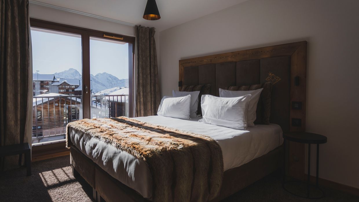 Luxury-Ski-Hotel-Alpe d'Huez-Daria-INor-OSC- Bedroom (11).jpg