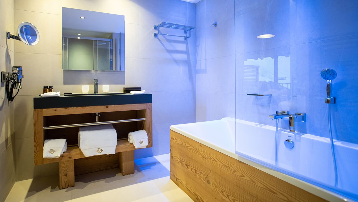 Luxury-Ski-Hotel-Alpe d'Huez-Daria-INor-OSC- Bathroom (2).jpg