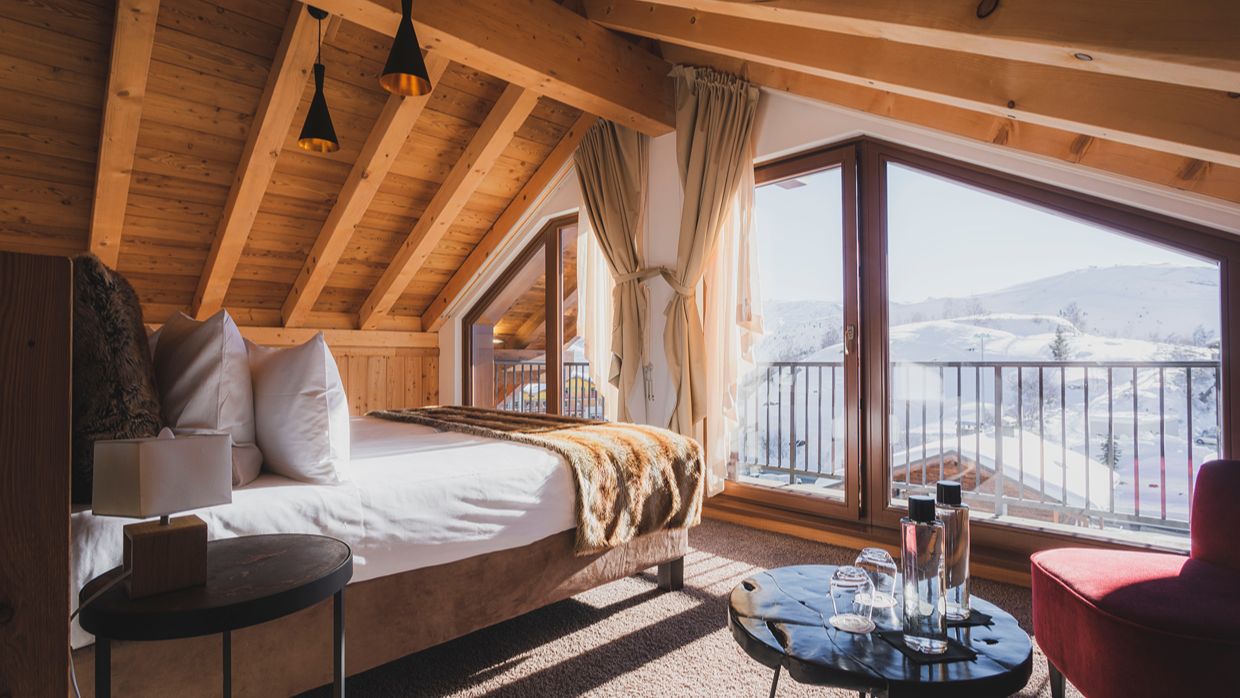 Luxury-Ski-Hotel-Alpe d'Huez-Daria-INor-OSC-Bedroom (3).jpg