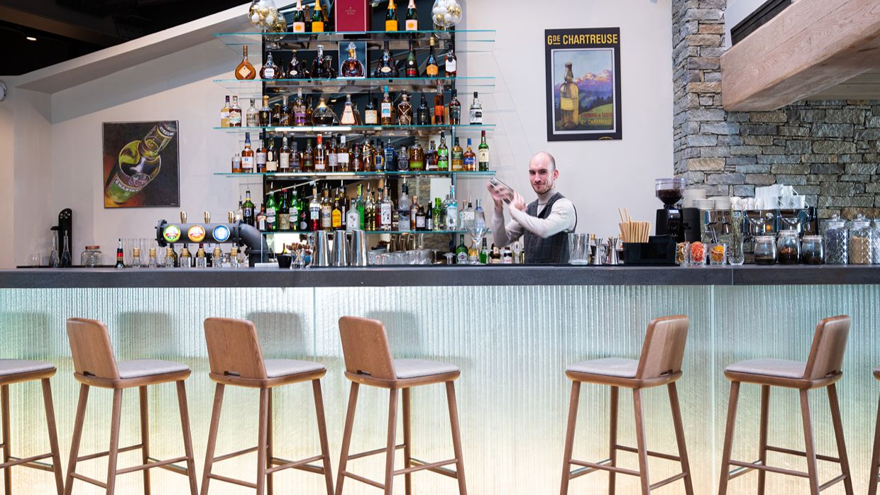 Luxury-Ski-Hotel-Voulezvous -OSC-  Bar.jpg