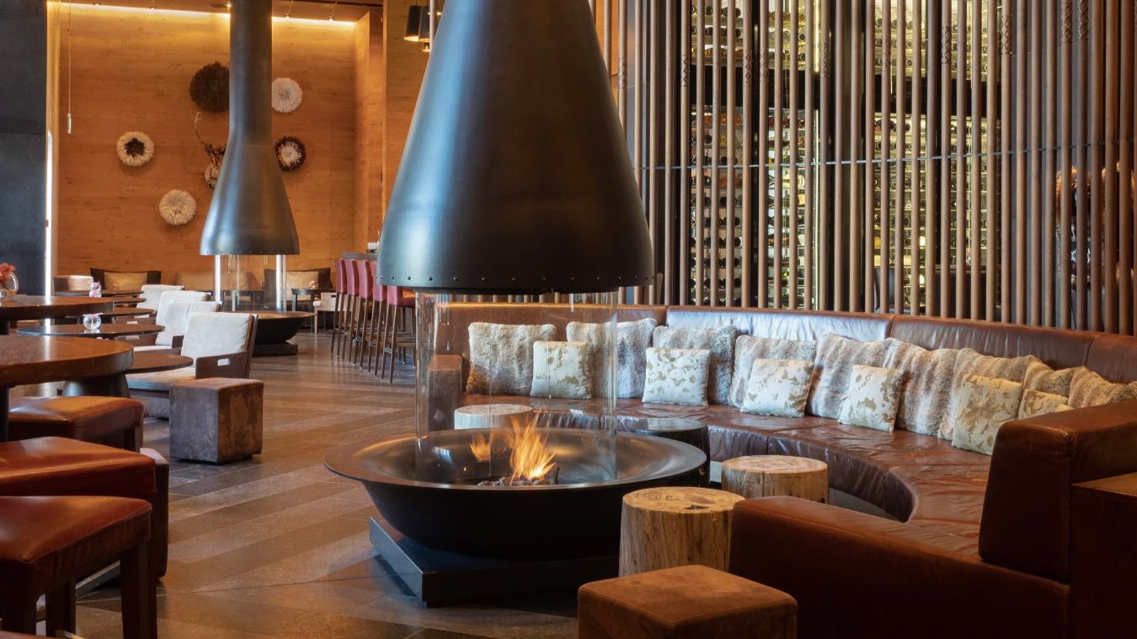 Luxury-Ski-Resort-Andermatt-Hotel-Chedi-Andermatt-Oxford-Ski-bar.jpg