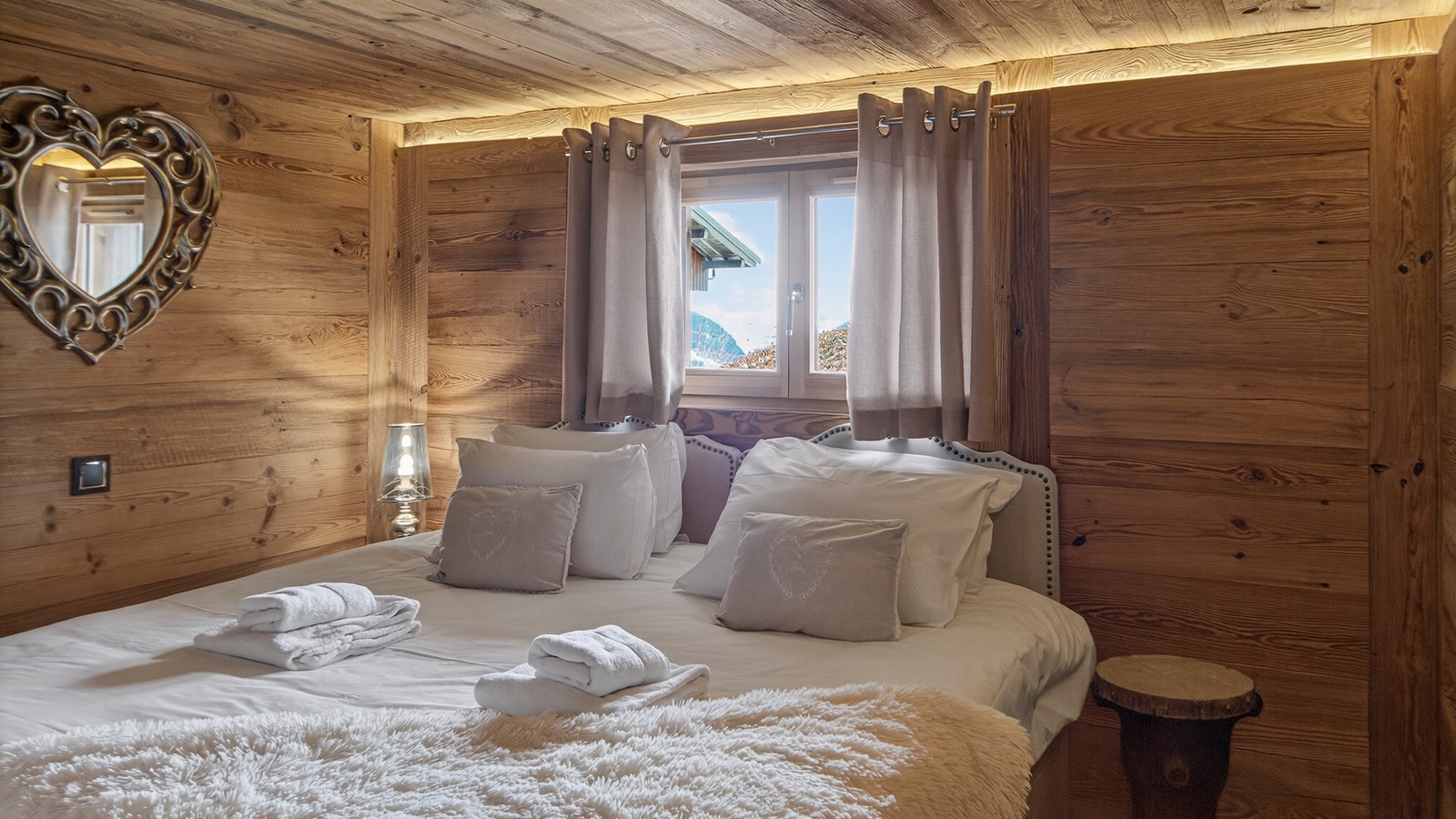 Luxury-ski-chalet-Les Gets-Bedroom 3-Chalet Louis-Oxford-Ski.jpg