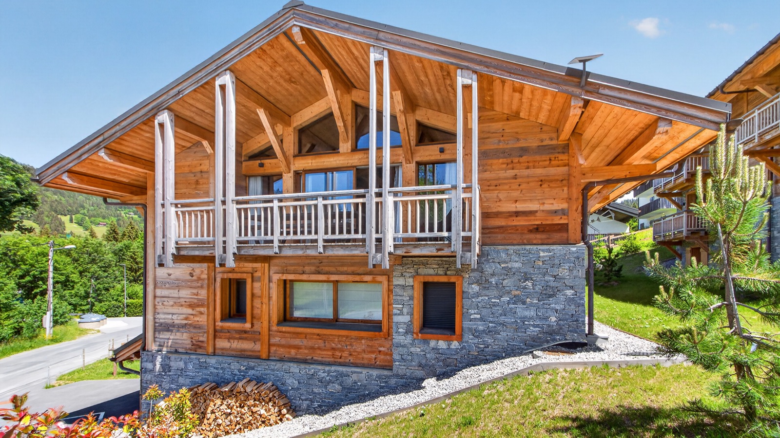 Luxury-ski-chalet-Les Gets-Chalet-Le-Grizzly-Oxford-Ski-Exterior4.jpg