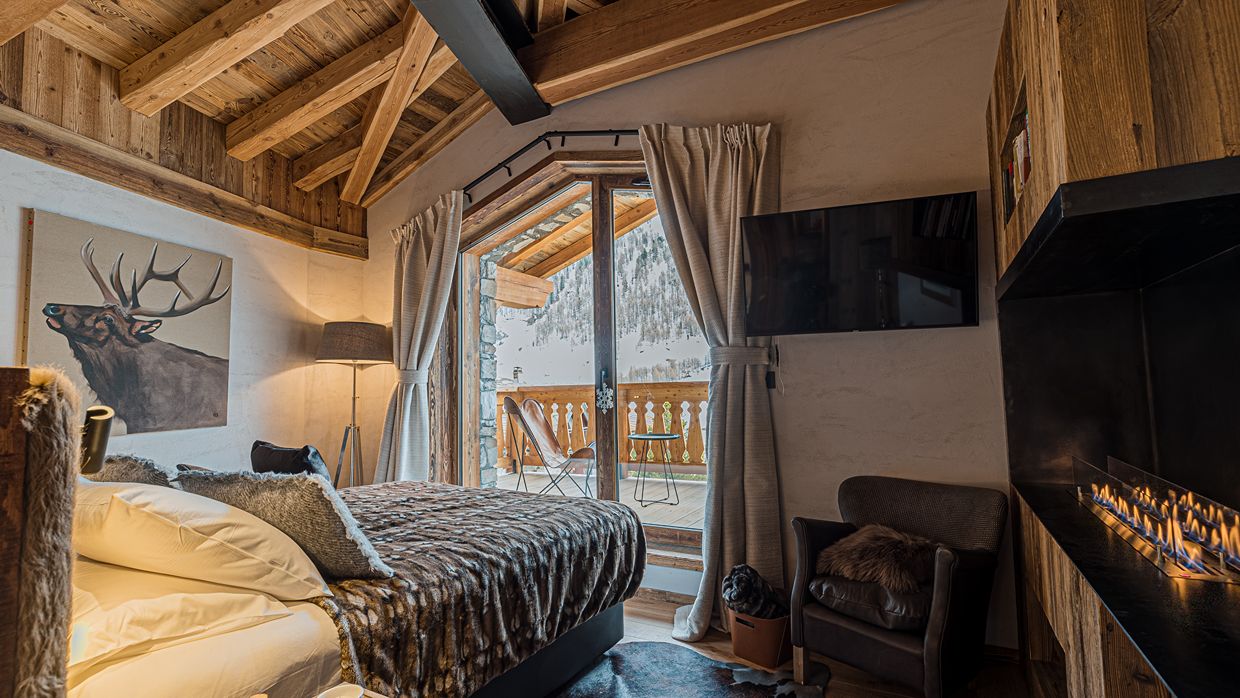 Luxury-Ski-Chalet-Vald'Isere-ChaletOrca-OSC- Bedroom.jpg