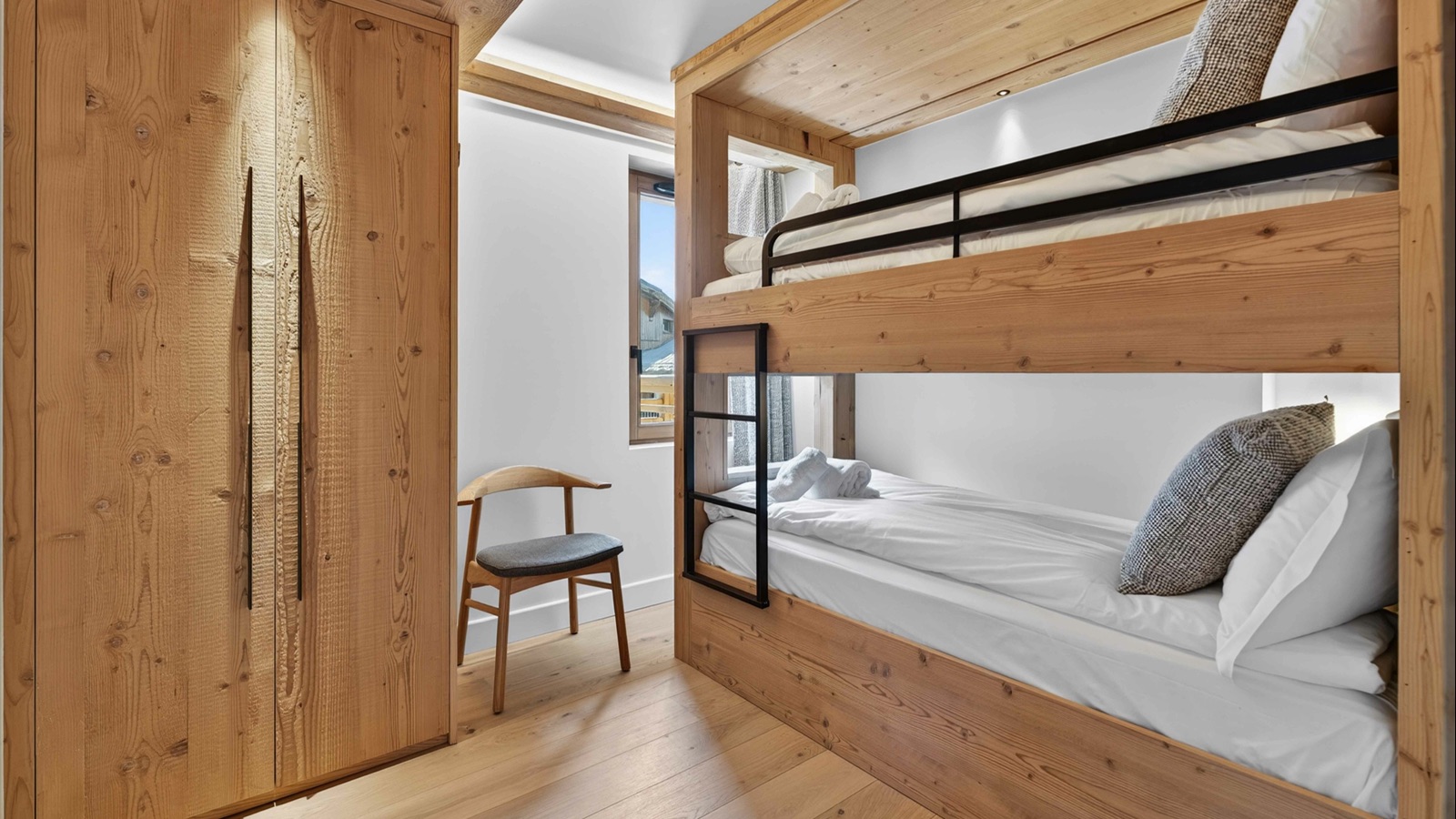 Luxury-Ski-Resort-Val-d-Isere-Ecrin-Apartment-A302-Oxford-Ski-bunk-bedroom5.jpg