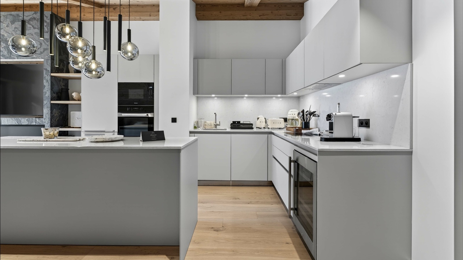 Luxury-Ski-Resort-Val-d-Isere-Ecrin-Apartment-A302-Oxford-Ski-kitchen2.jpg