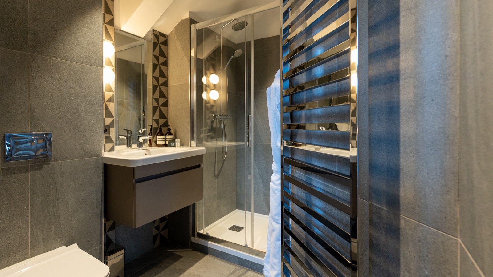 Luxury-Ski-Resort-Meribel-Chalet-Tueda-Oxford-Ski-bathroom.jpg