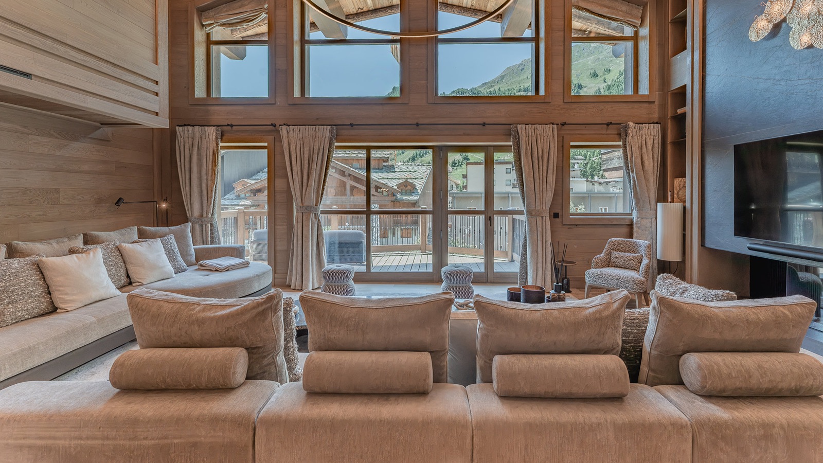 Luxury-Ski-Resort-Val-D-Isere-Chalet-Le-Pistini-Oxford-Ski-lounge5.jpg