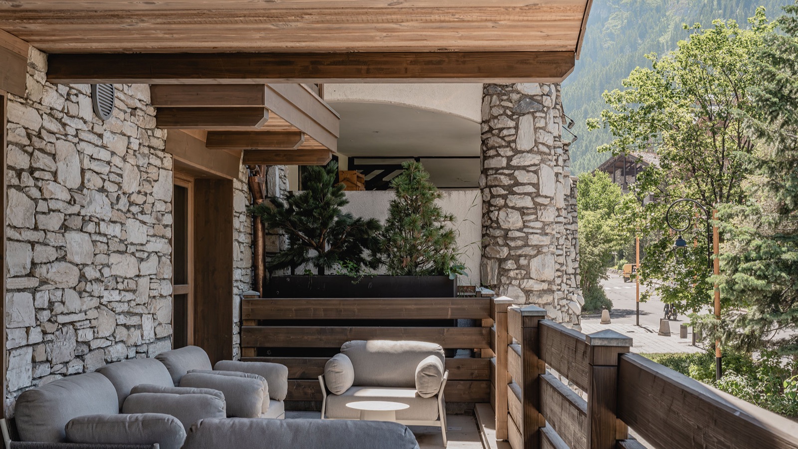 Luxury-Ski-Resort-Val-D-Isere-Chalet-L'Enjopa-Oxford-Ski-balcony.jpg