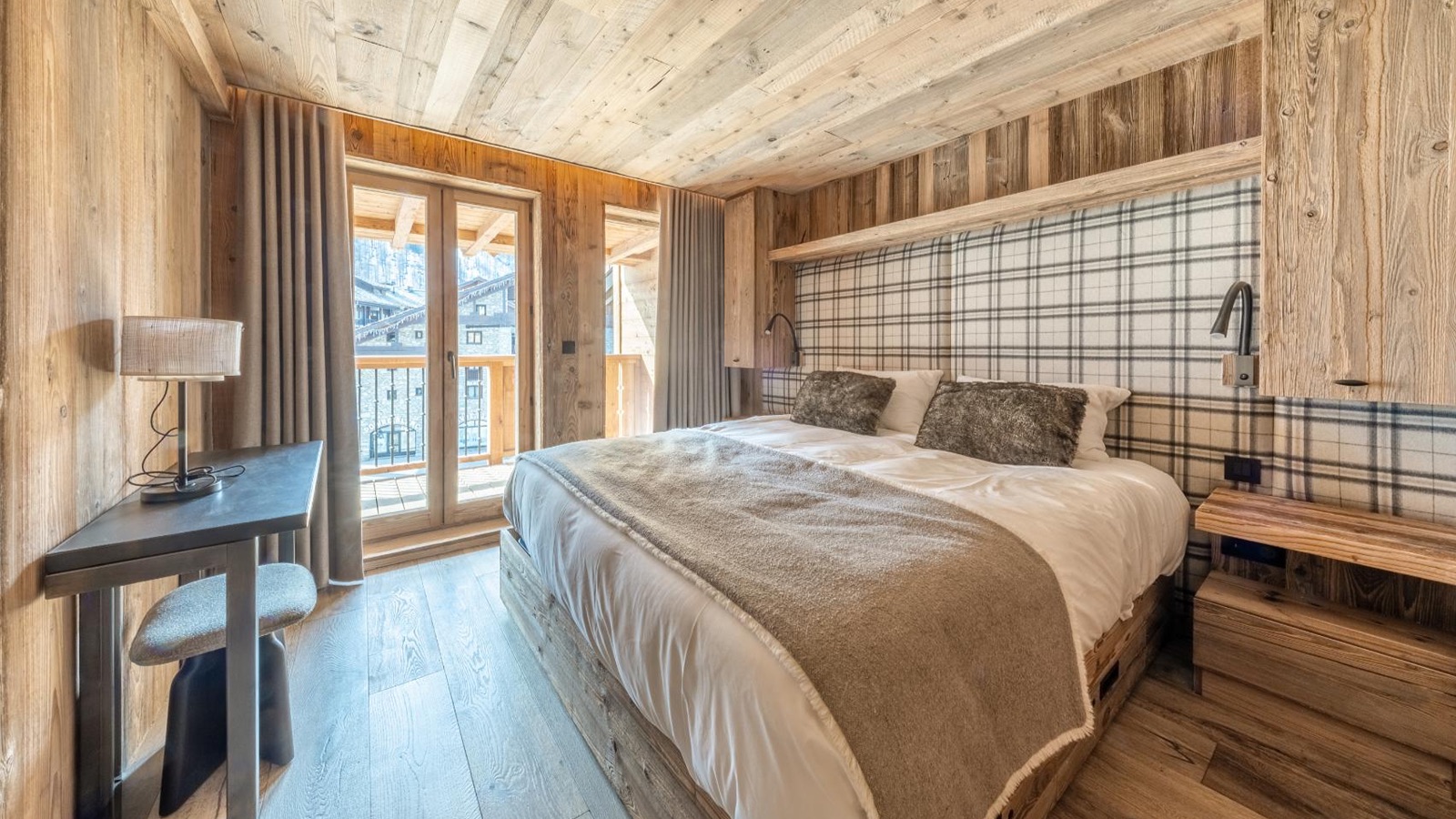 Luxury-Ski-Chalet-Val-D-Isere-Chalet-Andes-Oxford-Ski-Bedroom11.jpg