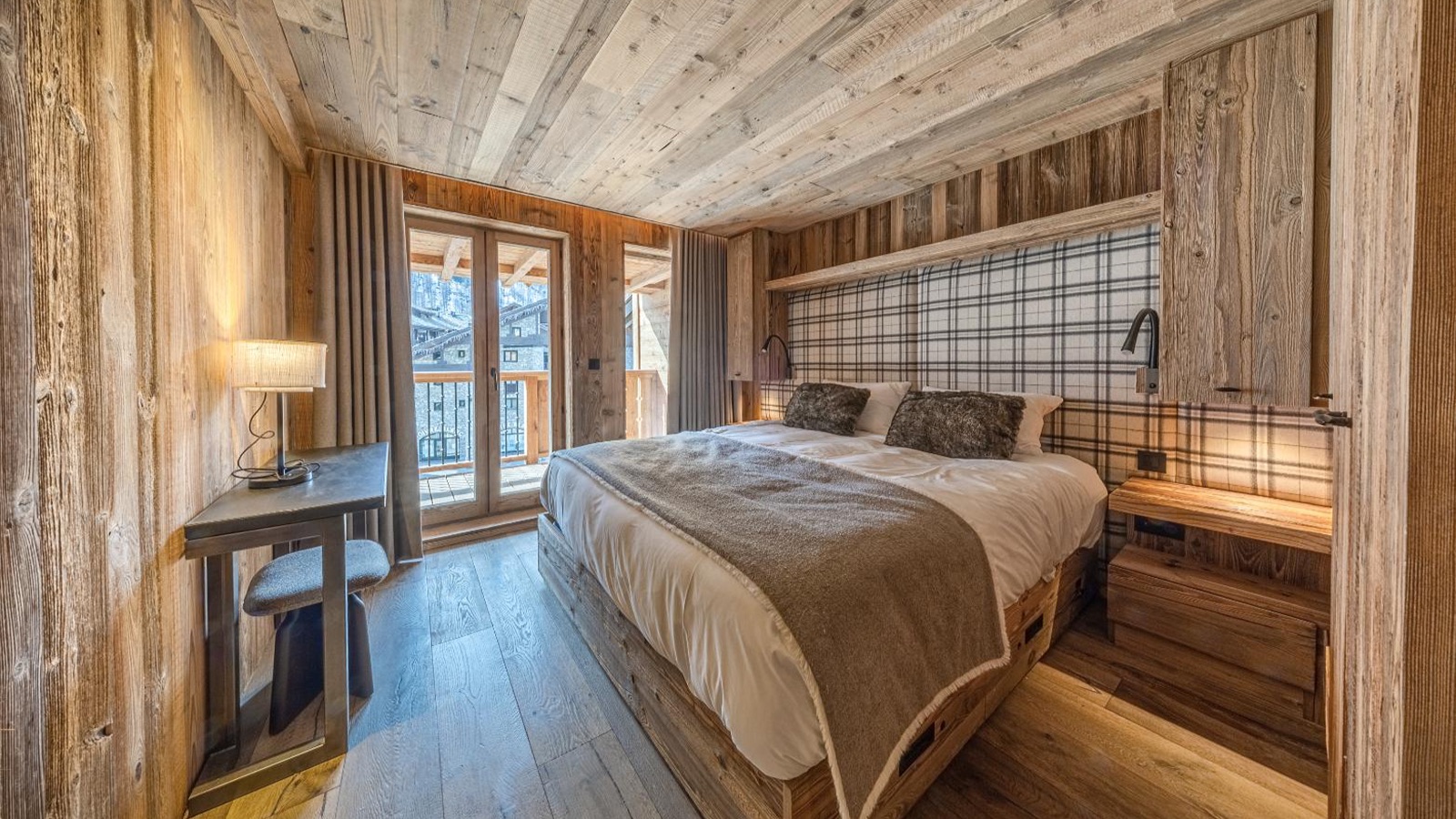 Luxury-Ski-Chalet-Val-D-Isere-Chalet-Andes-Oxford-Ski-Bedroom14.jpg