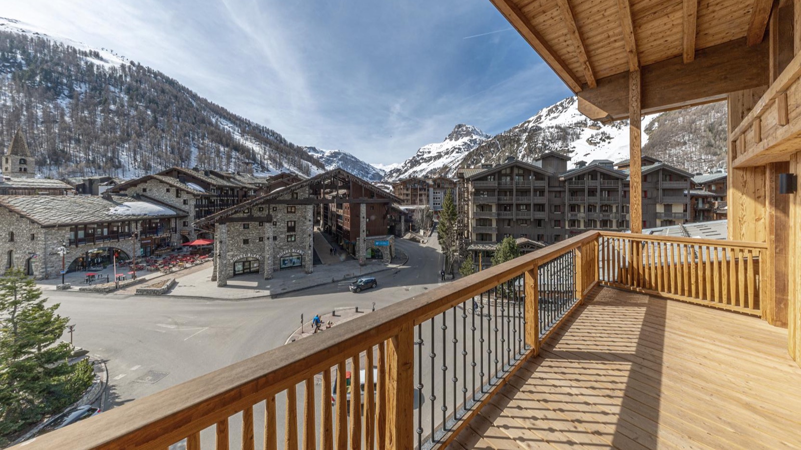 Luxury-Ski-Chalet-Val-D-Isere-Chalet-Andes-Oxford-Ski-Balcony.jpg