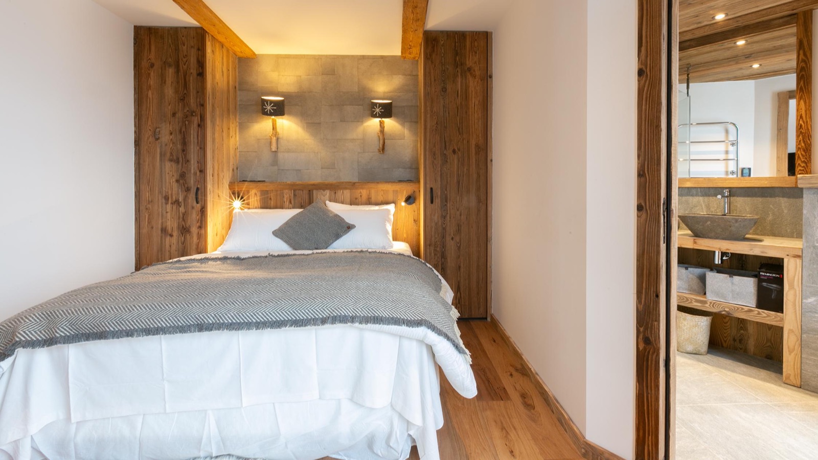 Luxury-Ski-Chalet-Val'd'Isere-Chalet-Falaise-Oxford-Ski-Bedroom2.jpg