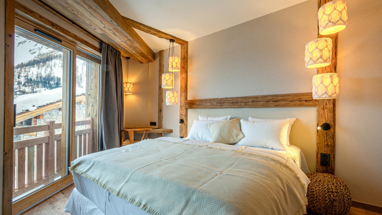 Luxury-Ski-Chalet-Val'd'Isere-Chalet-Falaise-Oxford-Ski-Bedroom3.jpg