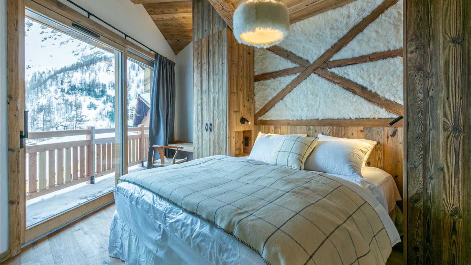 Luxury-Ski-Chalet-Val'd'Isere-Chalet-Falaise-Oxford-Ski-Bedroom4.jpg