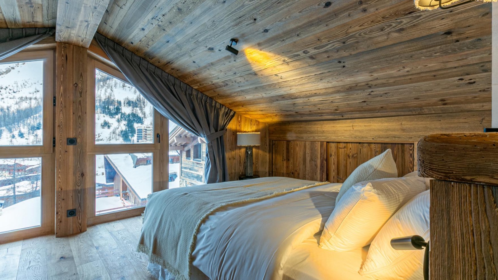 Luxury-Ski-Chalet-Val'd'Isere-Chalet-Falaise-Oxford-Ski-Bedroom15.jpg