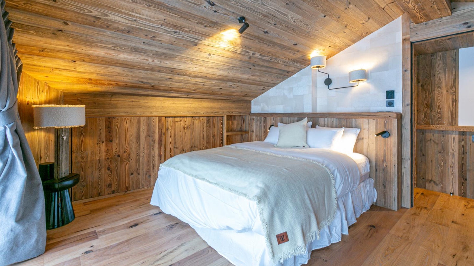 Luxury-Ski-Chalet-Val'd'Isere-Chalet-Falaise-Oxford-Ski-Bedroom17.jpg