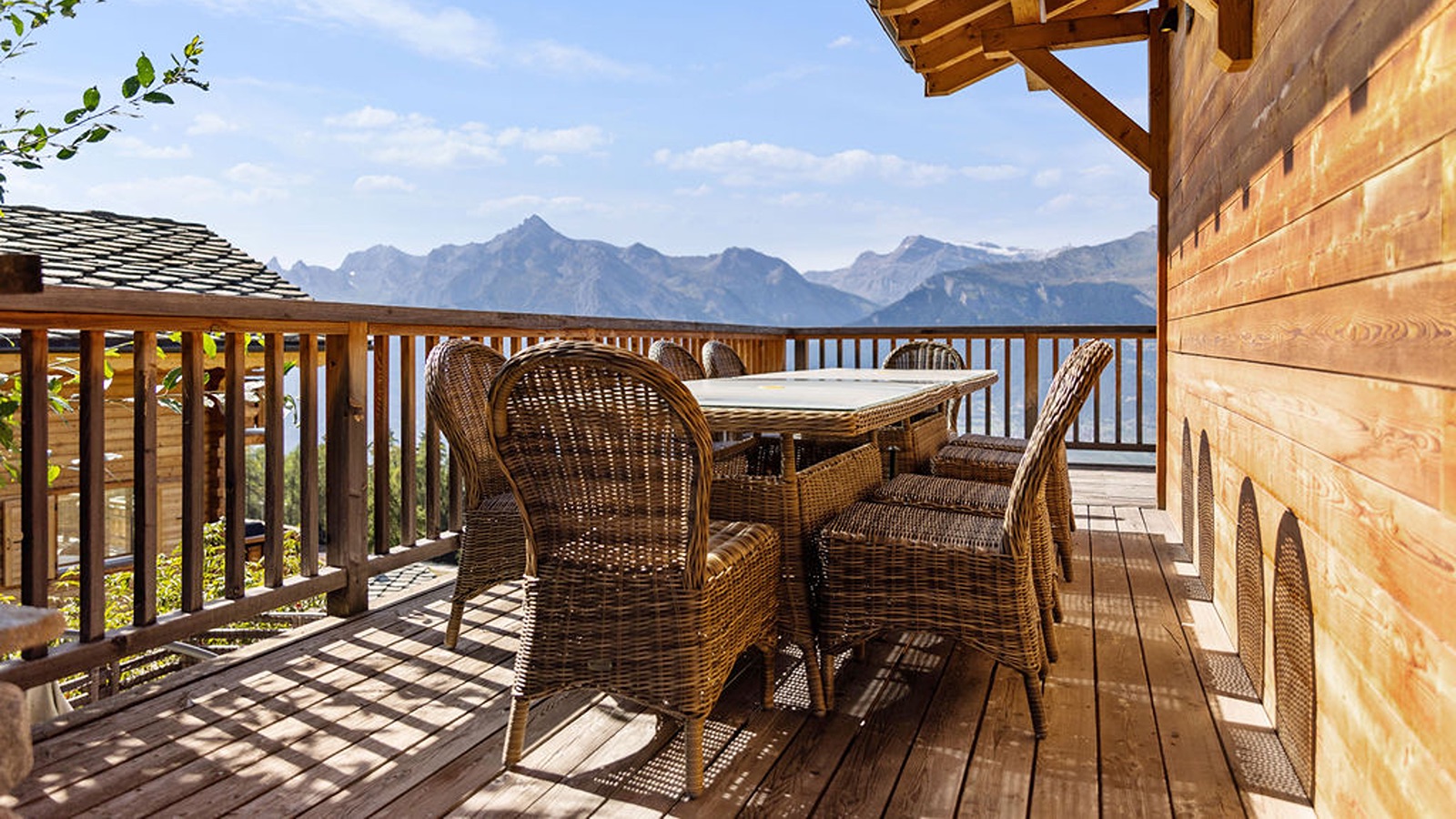 Luxury-Ski-Chalet-Veysonnaz-Chalet-des-Etoiles-Oxford-Ski-Balcony.jpg