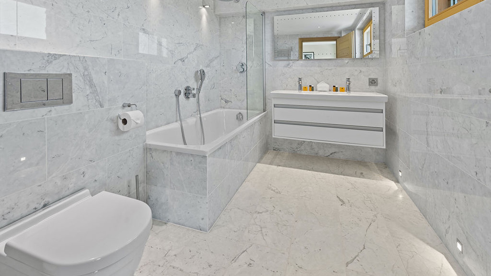 Luxury-Ski-Chalet-Veysonnaz-Chalet-des-Etoiles-Oxford-Ski-Bathroom.jpg