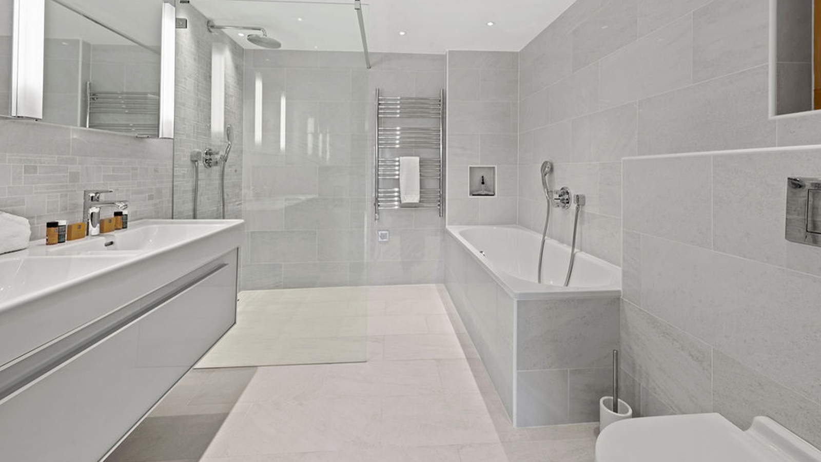 Luxury-Ski-Chalet-Veysonnaz-Chalet-des-Etoiles-Oxford-Ski-Bathroom4.jpg