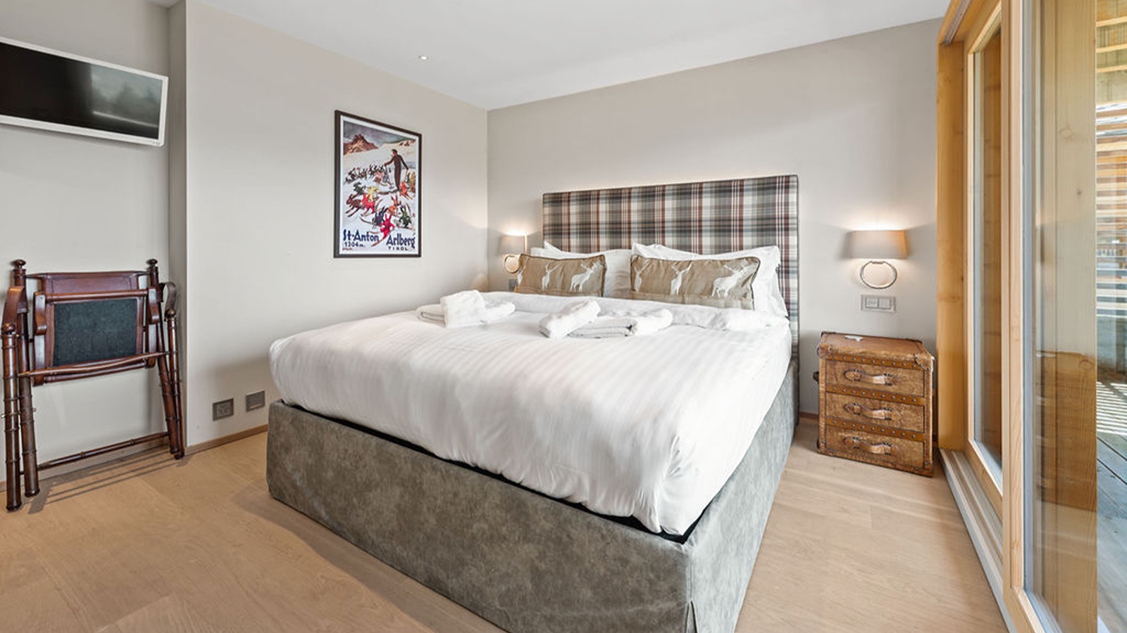 Luxury-Ski-Chalet-Veysonnaz-Chalet-des-Etoiles-Oxford-Ski-Bedroom3.jpg
