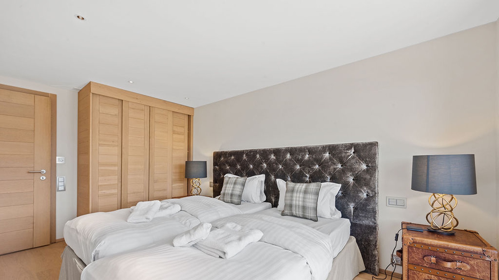 Luxury-Ski-Chalet-Veysonnaz-Chalet-des-Etoiles-Oxford-Ski-Bedroom5.jpg