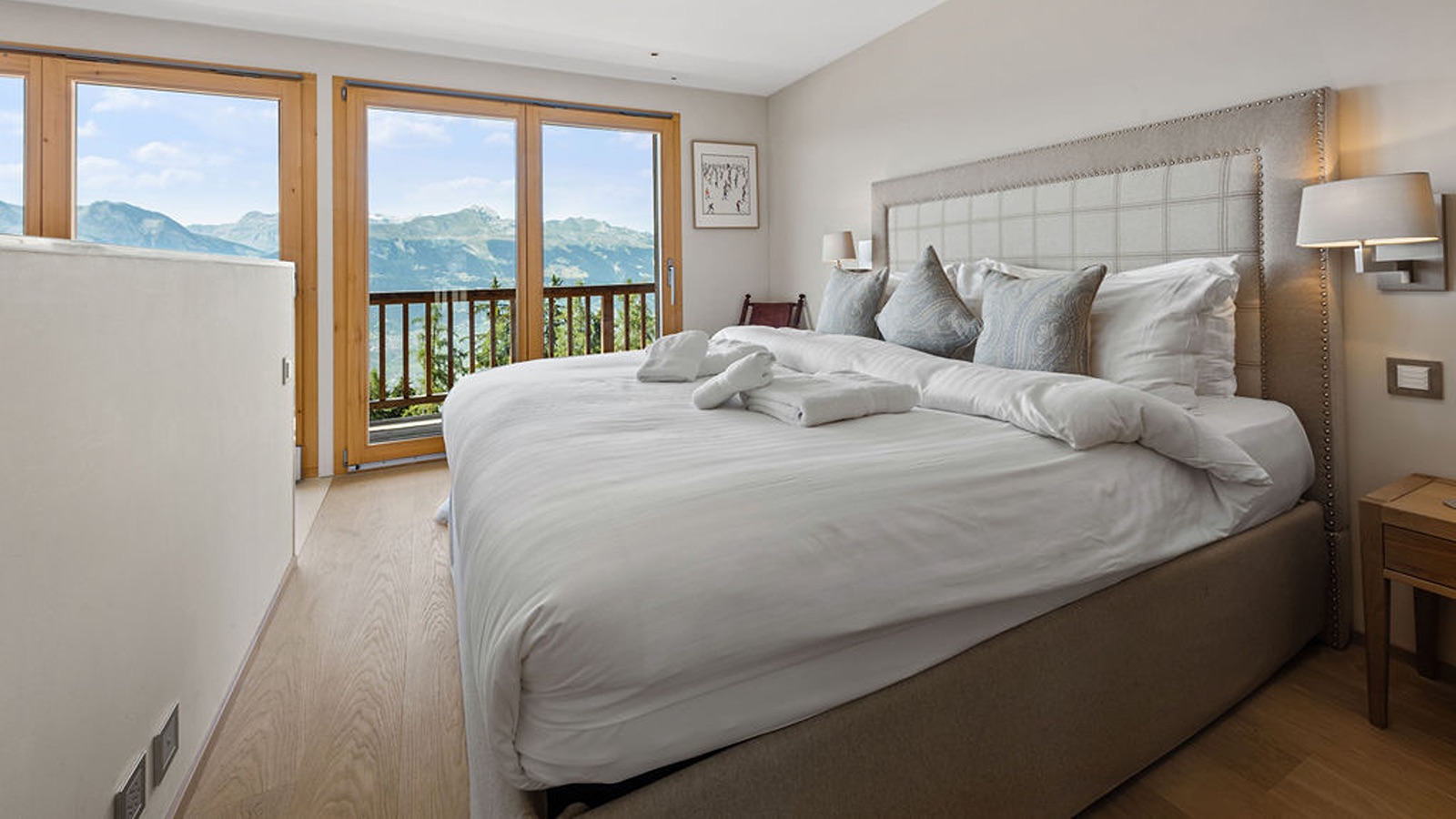 Luxury-Ski-Chalet-Veysonnaz-Chalet-des-Etoiles-Oxford-Ski-Bedroom8.jpg