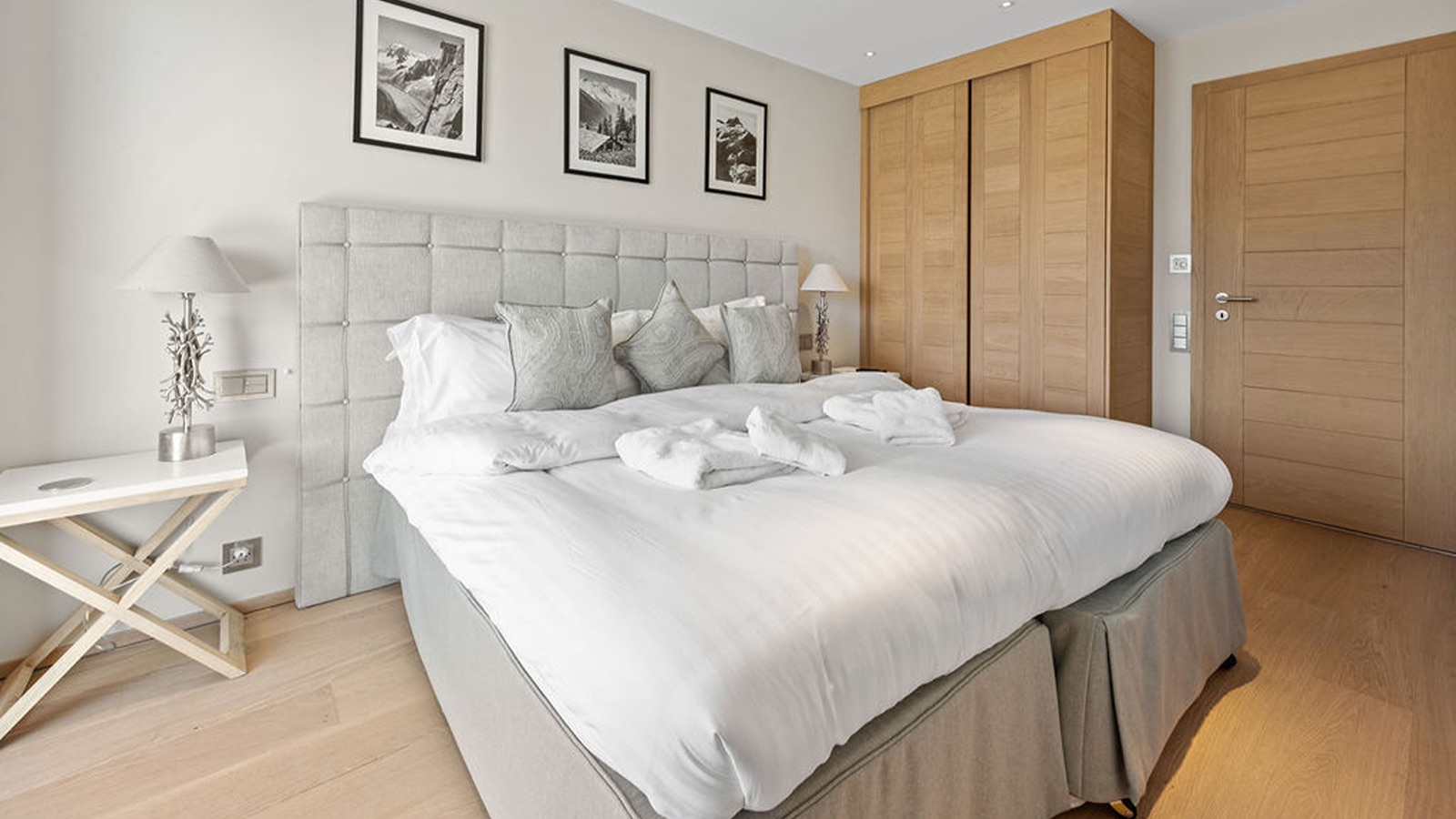 Luxury-Ski-Chalet-Veysonnaz-Chalet-des-Etoiles-Oxford-Ski-Bedroom16.jpg