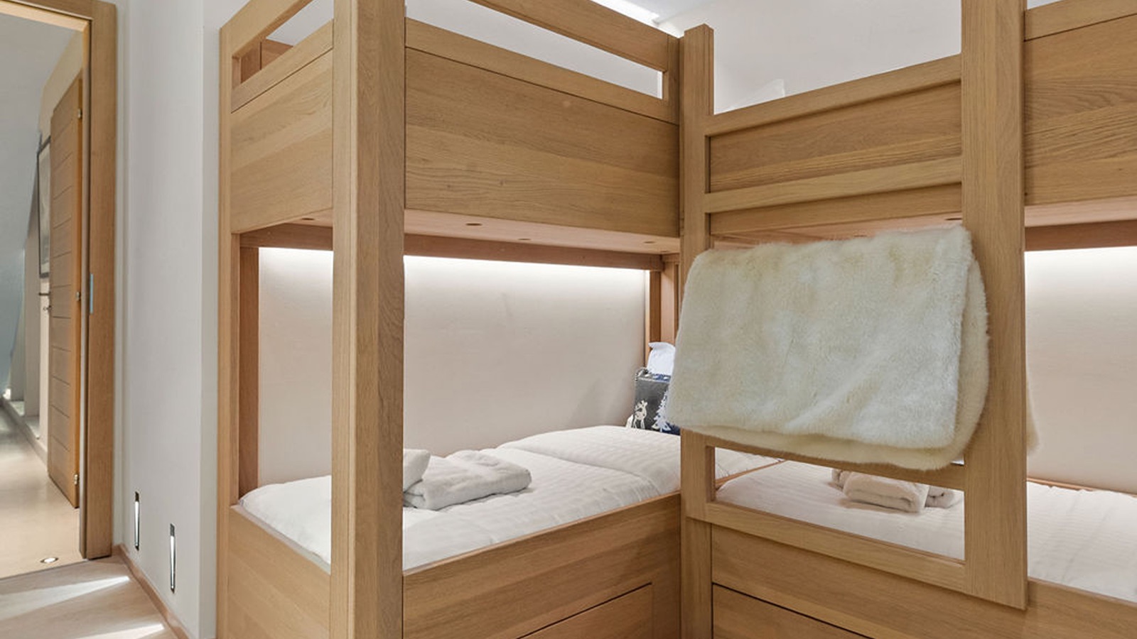 Luxury-Ski-Chalet-Veysonnaz-Chalet-des-Etoiles-Oxford-Ski-Bunk-Bedroom1.jpg