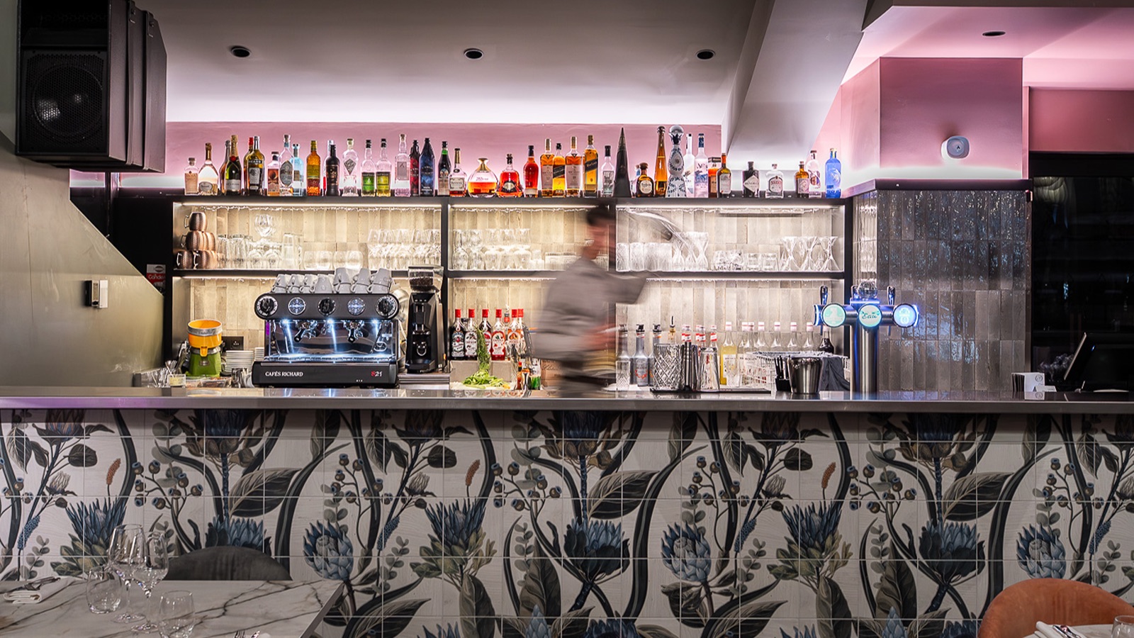 Luxury-Ski-Chalet-Courchevel-1650-Sundance-Oxford-Ski-Bar.jpg