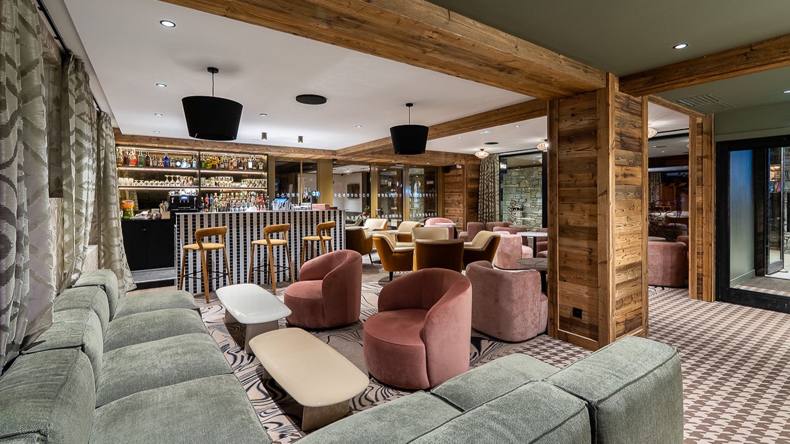 Luxury-Ski-Chalet-Courchevel-1650-Sundance-Oxford-Ski-Lounge.jpg