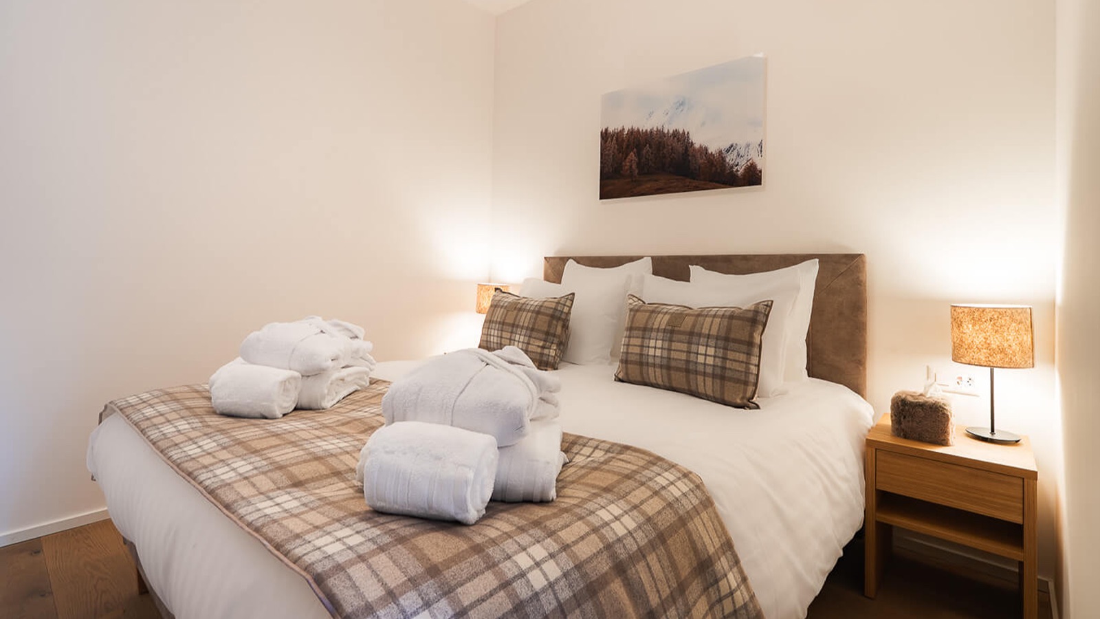 Luxury-Ski-Chalet-Courchevel-1650-Sundance-Oxford-Ski-Bedroom16.jpg