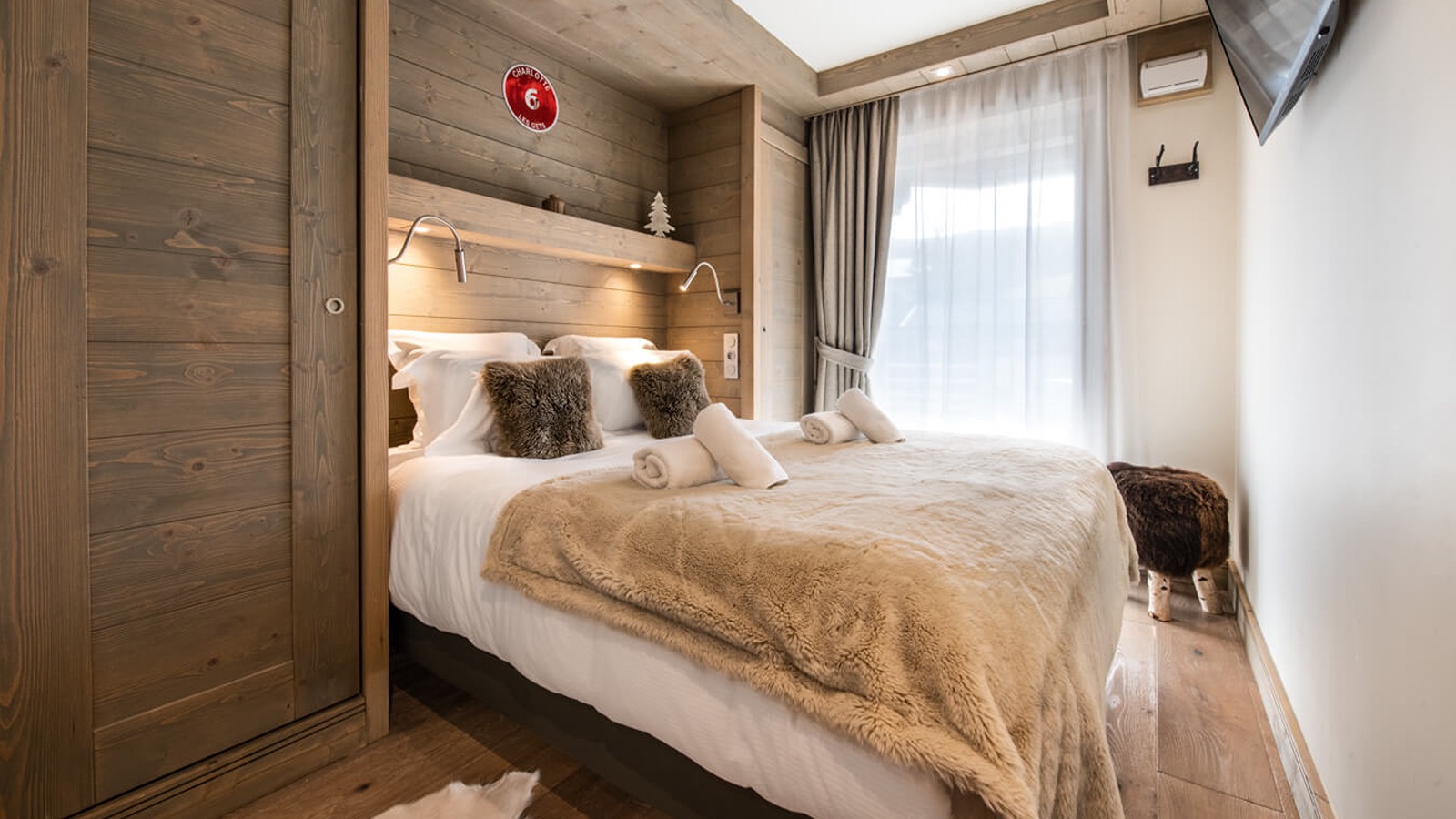 Luxury-Ski-Chalet-Courchevel-1650-Sundance-Oxford-Ski-Bedroom19.jpg