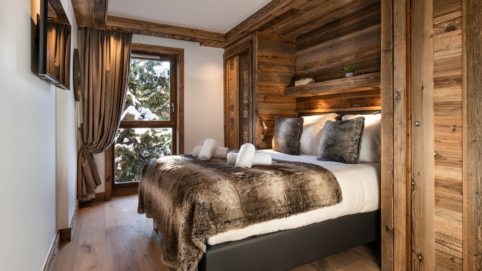 Luxury-Ski-Chalet-Courchevel-1650-Sundance-Oxford-Ski-Bedroom23.jpg