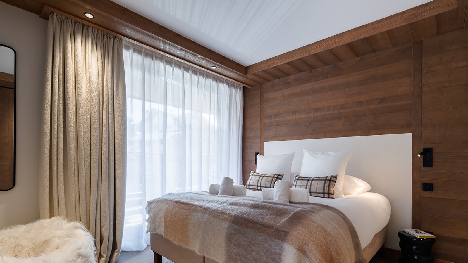 Luxury-Ski-Chalet-Courchevel-1650-Steamboat-Oxford-Ski-Bedroom4.jpg