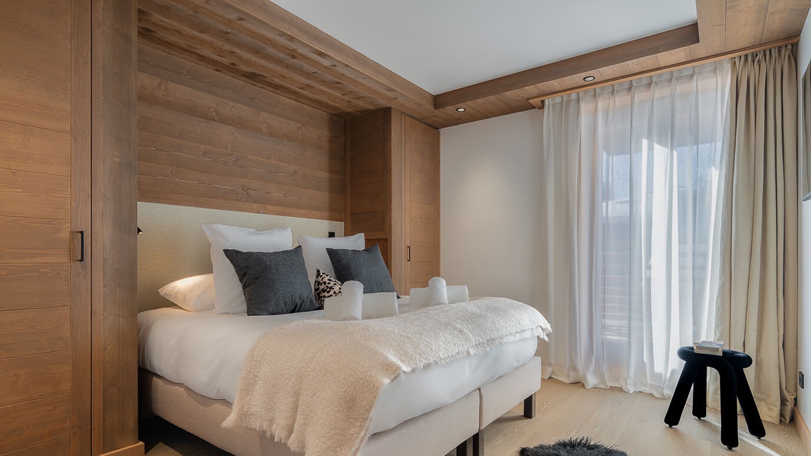 Luxury-Ski-Chalet-Courchevel-1650-Steamboat-Oxford-Ski-Bedroom7.jpg