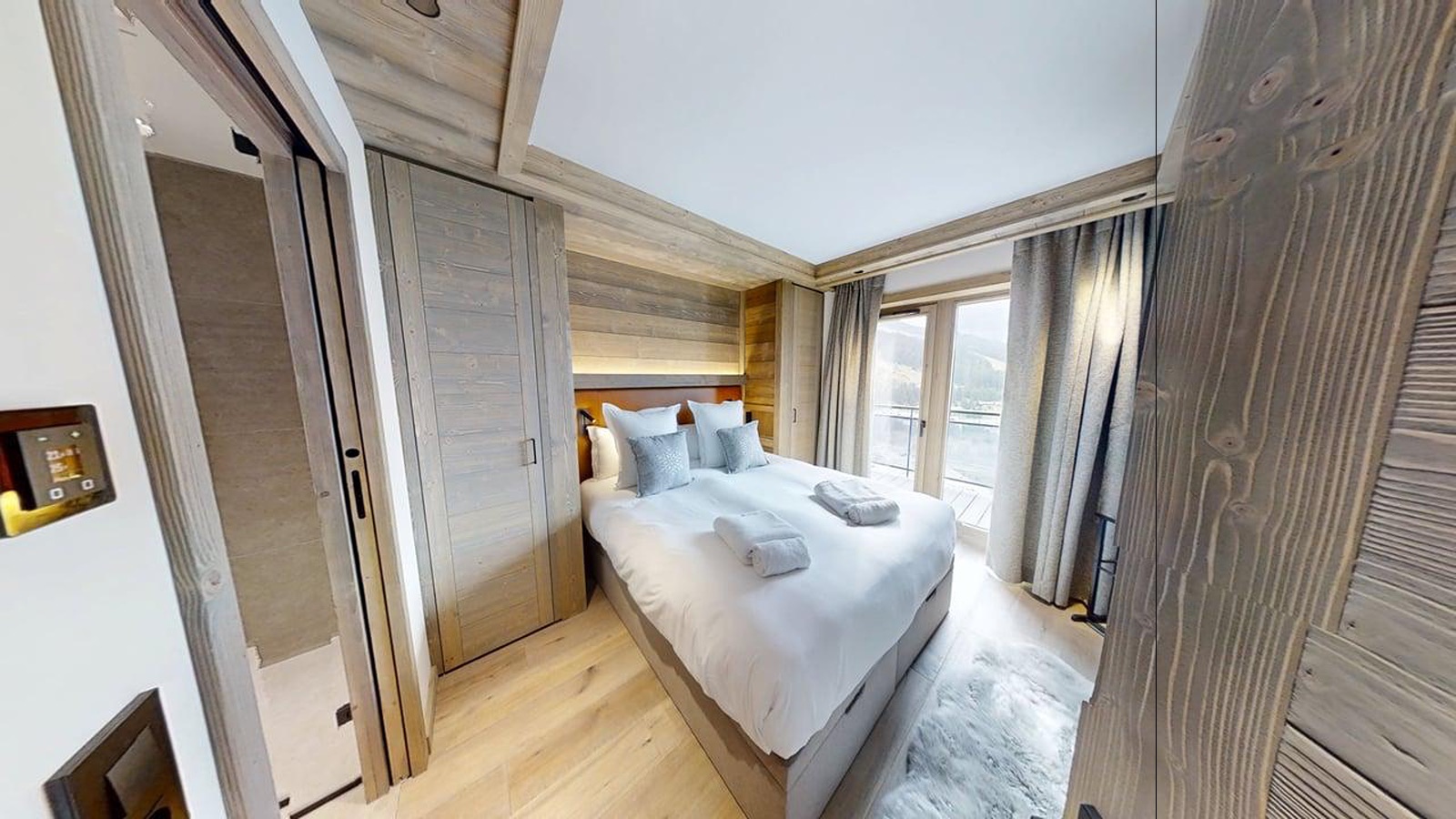 Luxury-Ski-Chalet-Courchevel-1650-Steamboat-Oxford-Ski-Bedroom16.jpg