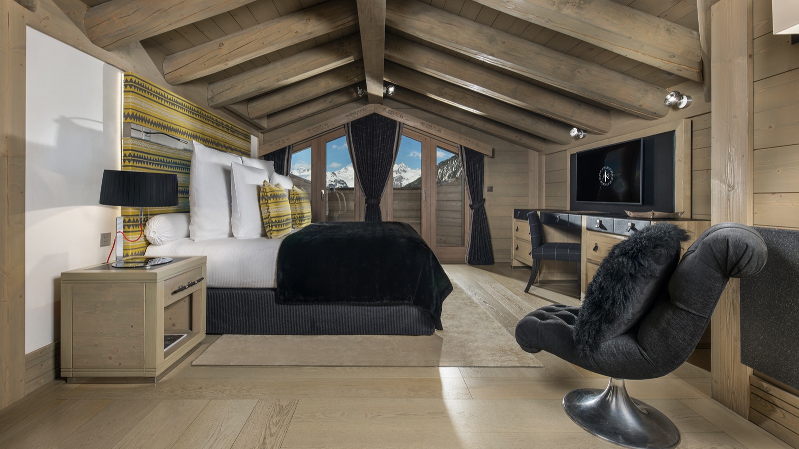 Luxury-Ski-Chalet-Courchevel-1850-Chalet-Muztagh-Oxford-Ski-Bedroom3.jpg